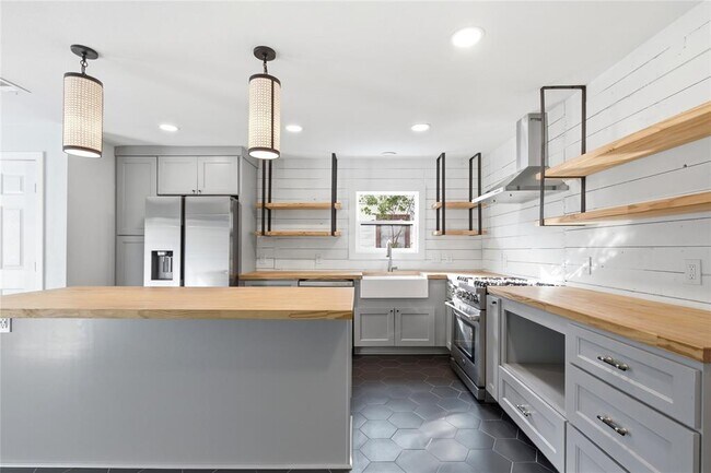 Building Photo - 905 E 53rd St