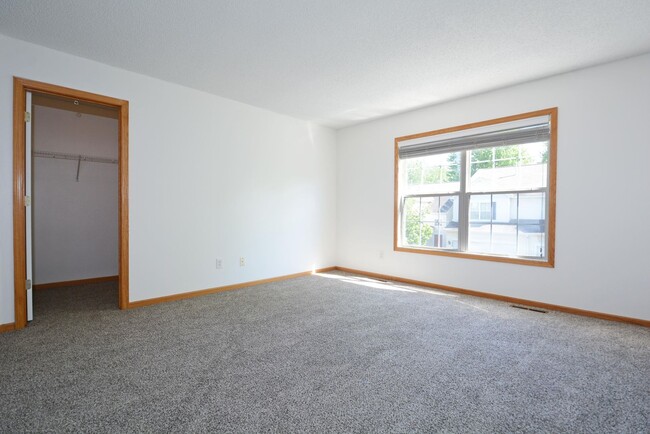 Building Photo - Beautiful 3-Bed 3-Bath Townhouse in Shakopee - Available Now!