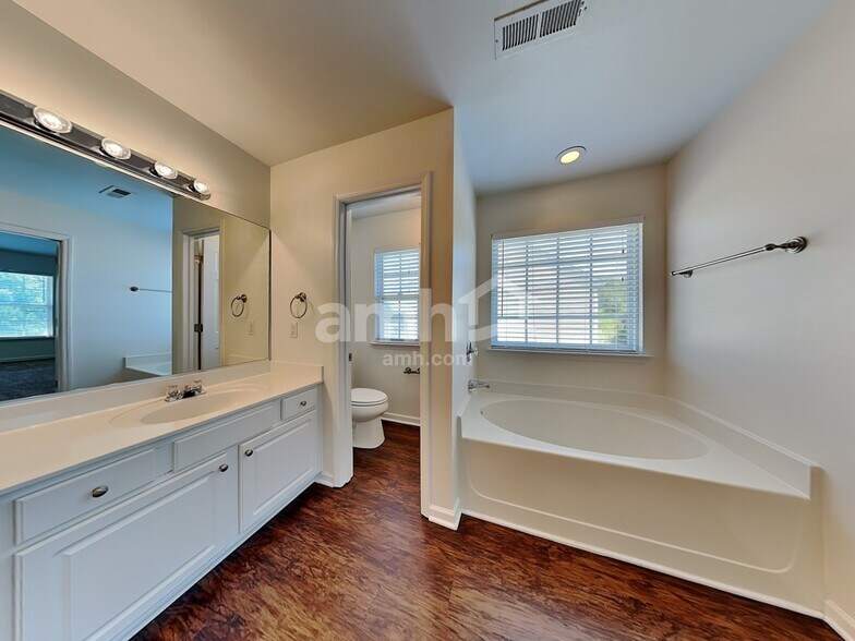 Building Photo - 1440 Cantwell Ct