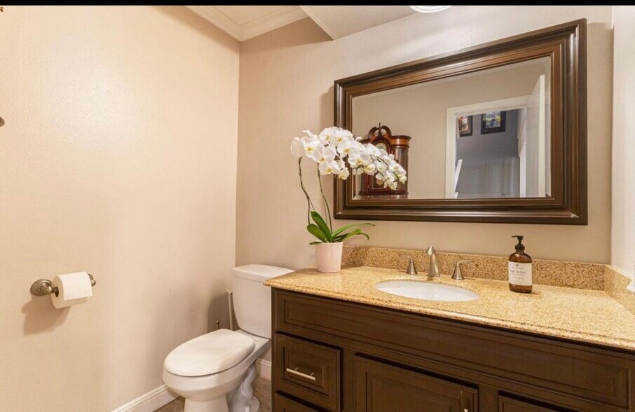 Building Photo - 336 Miraleste Dr