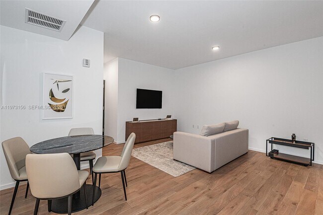 Building Photo - 398 NE 5th St