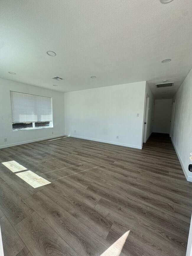 Building Photo - Fully remodeled