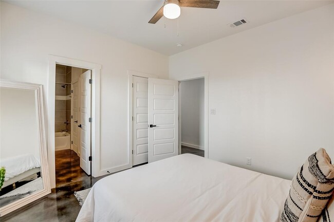 Building Photo - 1464 E Rosedale St