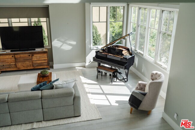 Building Photo - 13065 Bluff Creek Dr