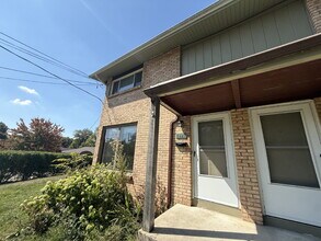 Building Photo - Large 2BR Townhouse NE Side