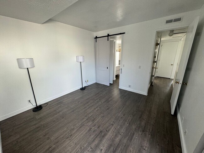 Building Photo - Recently updated condo with gym, pool, and...