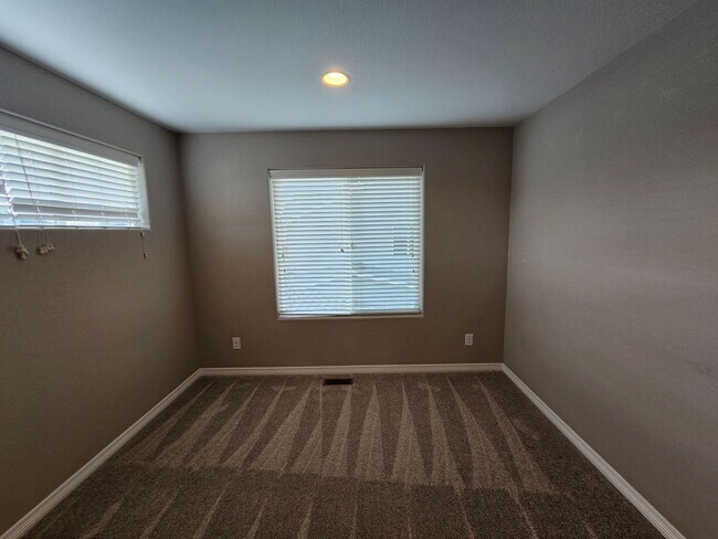 Building Photo - Beautiful 5 Bedroom, 3.5 Bath, 4 Car Garag...