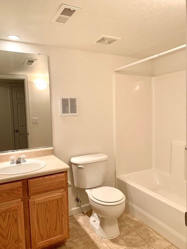 Building Photo - Spacious 3 Bedroom Townhome- Convenient Access to the Front Range