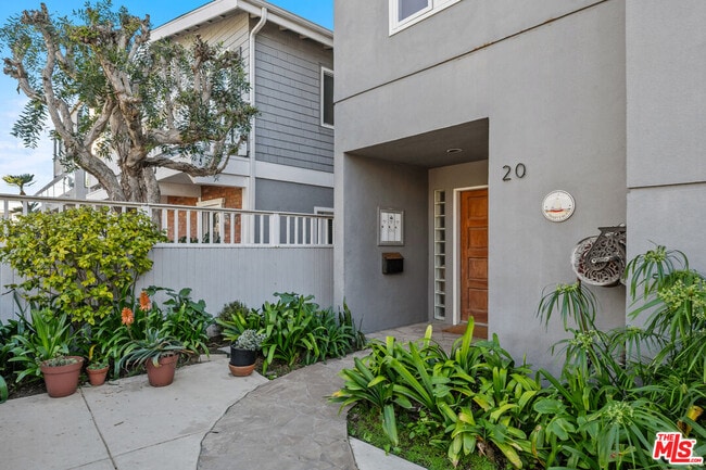 Building Photo - 20 Quarterdeck St