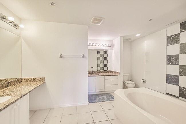 Building Photo - 3 bedroom 2.5 bathroom furnished condo