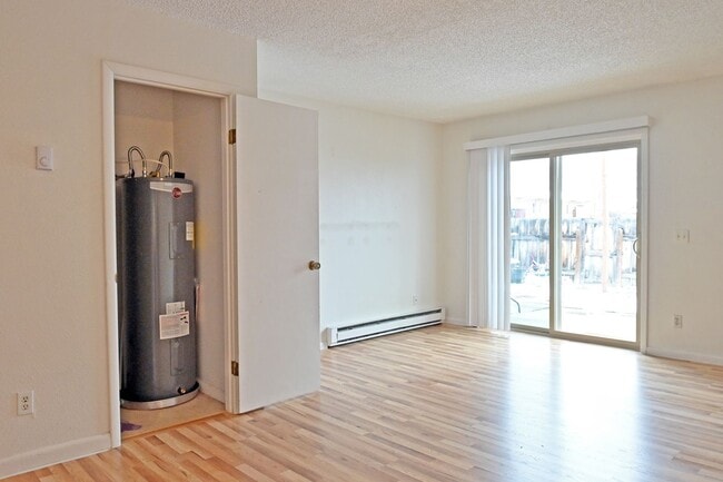 Building Photo - 2 bed 1 Bath townhouse