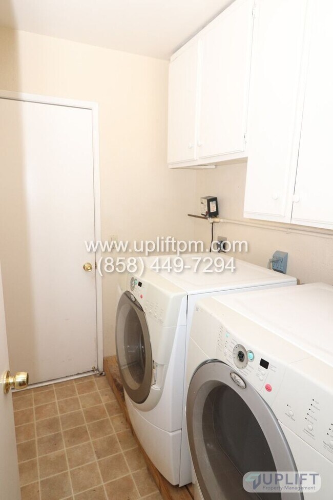 Building Photo - 3 Bed, 2 Bath House w/ 2-Car Garage, Priva...