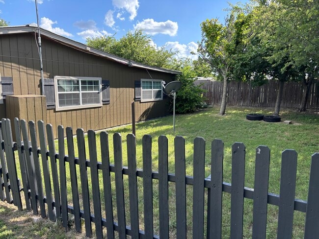Building Photo - 7796 Ranch Rd 965