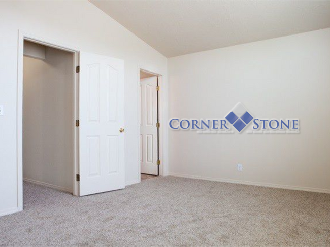 Building Photo - 12128 W Emerson Dr
