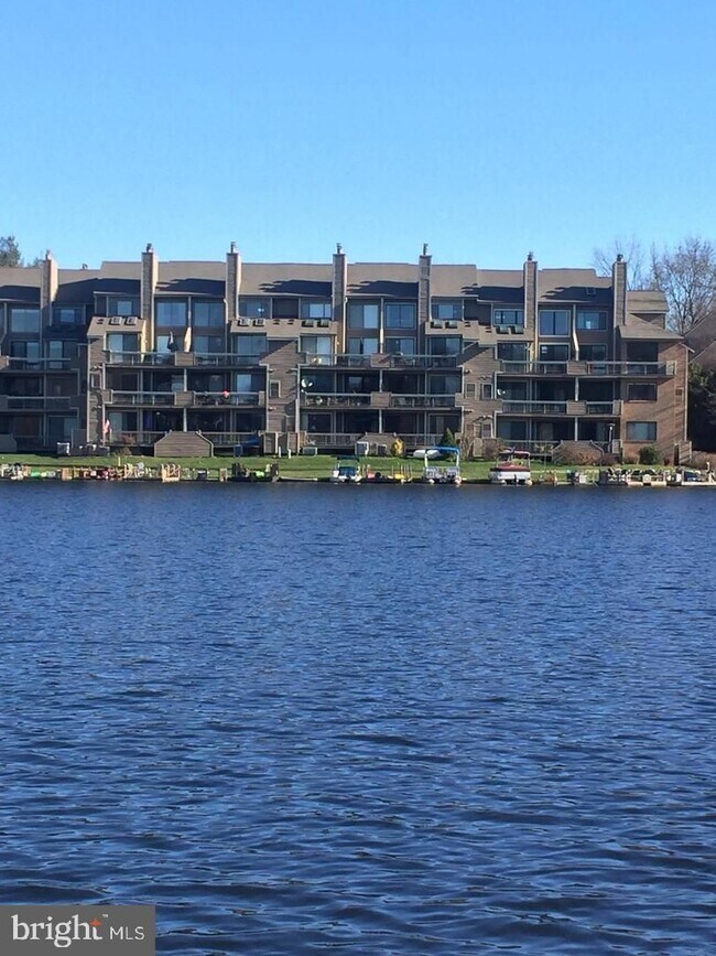Building Photo - This is a rare opportunity to enjoy lakeside living in one of Northern Virginia’s most desirable ...
