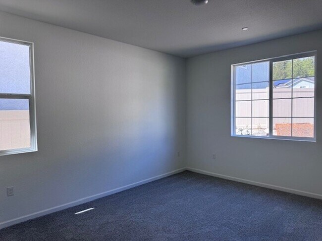 Building Photo - Lovely, spacious and brand new construction at the new Loma Rica Ranch