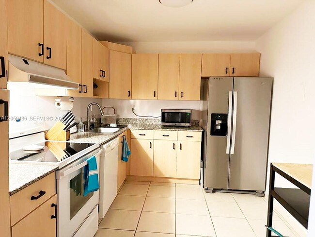 Building Photo - 1420 Brickell Bay Dr