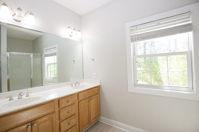 Building Photo - "Spacious 3-Bedroom Retreat with 3200 Sq Ft of Comfort in Seven Lakes!"