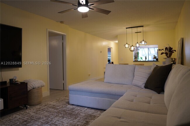 Building Photo - 453 Lakeview Dr