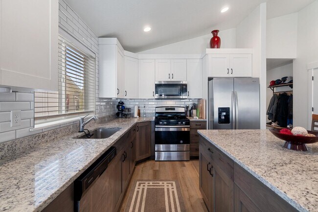 Building Photo - 1841 E Magnolia Cir