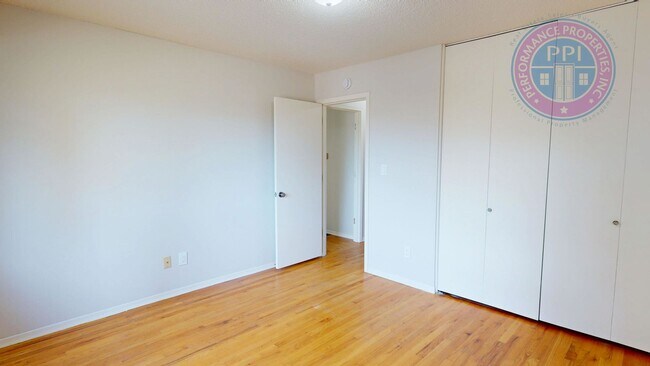 Building Photo - Lake Oswego/ Palisades - Hardwoods, Finished Daylight Basement with Bonus Rooms, Pet Friendly