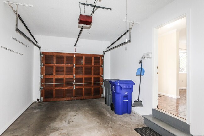 Building Photo - 409 The Meadows