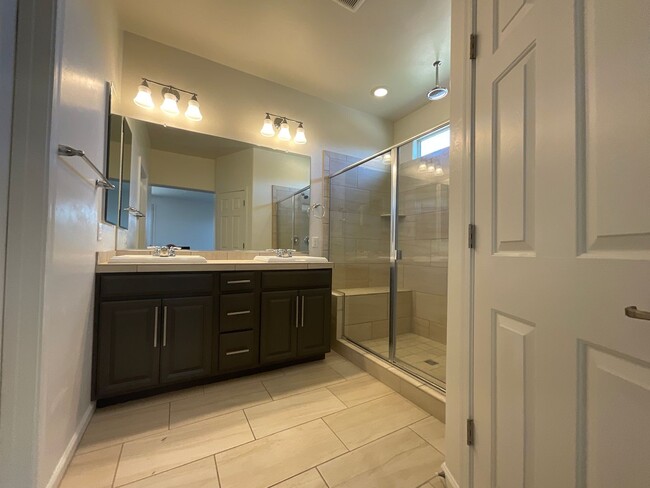Building Photo - Vail School District hard to find 5 bedroo...