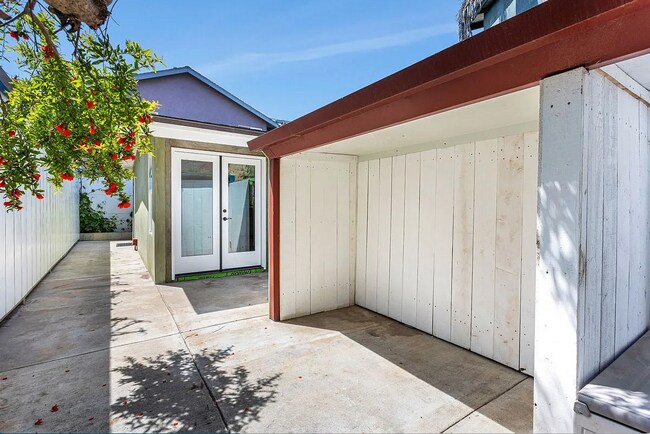 Building Photo - Vintage Beach Bungalow