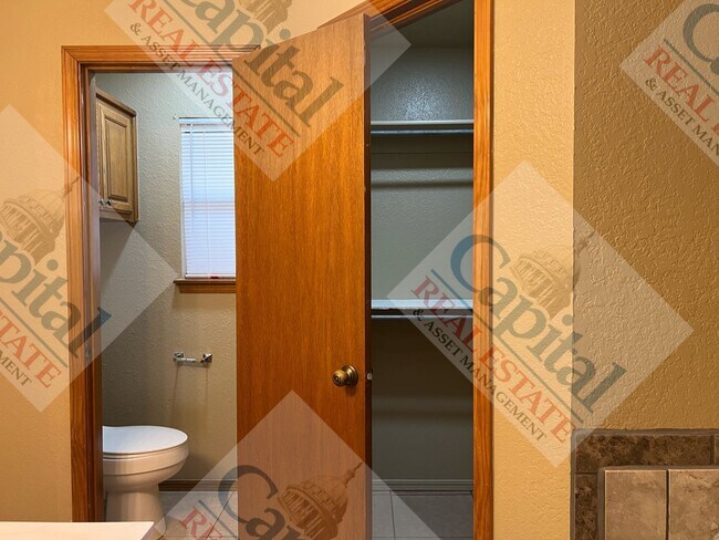 Building Photo - Charming 3 Bedroom