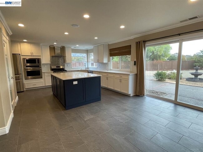 Building Photo - 1393 Arrowhead Ave