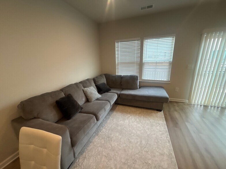 Building Photo - Room in Townhome on Poplar Leaf Way