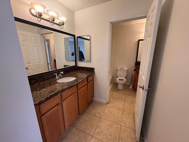 Building Photo - 2 Bedroom 1 Bathroom Condo Down Stairs Unit