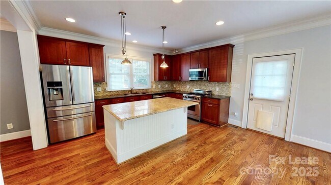 Building Photo - 2213 Roslyn Ave