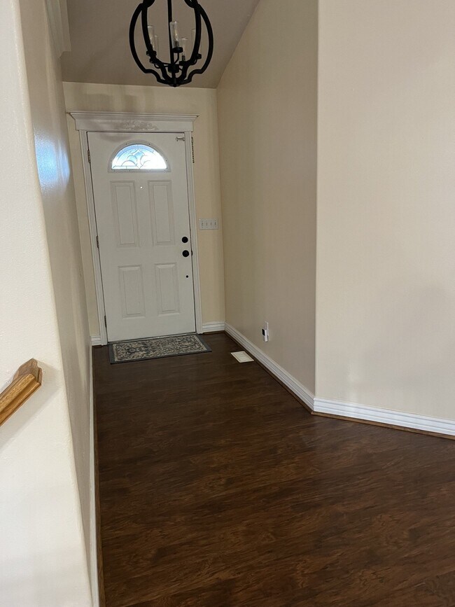 Building Photo - 1517 Falcon Ln