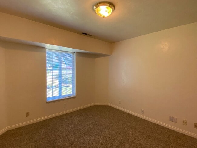 Building Photo - Charming Veneta Home!