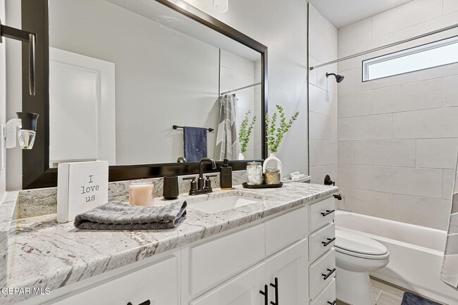 Building Photo - 824 Paseo Solar Dr