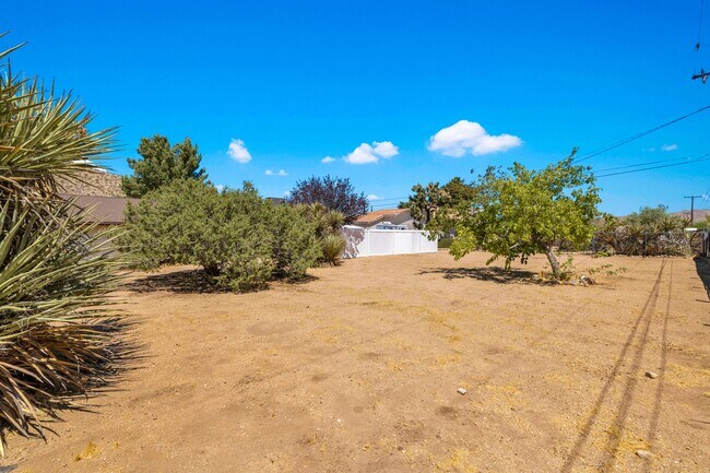 Building Photo - 57815 Desert Gold Dr