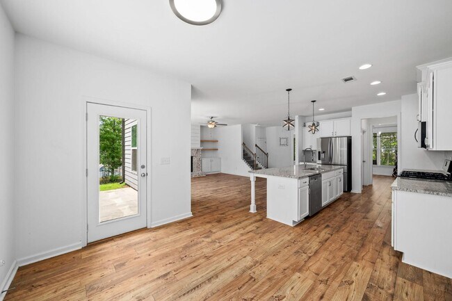 Building Photo - 2108 Charmond Dr