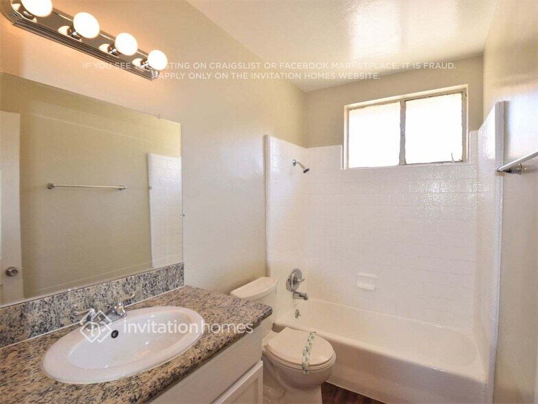 Building Photo - 1463 Sheridan Rd