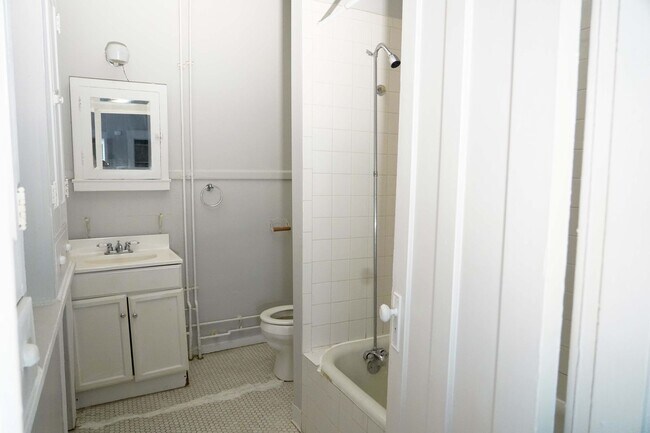 Building Photo - 3027 Clifton Ave