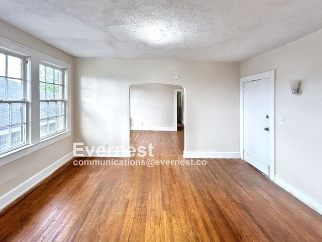 Building Photo - 904 3rd St W
