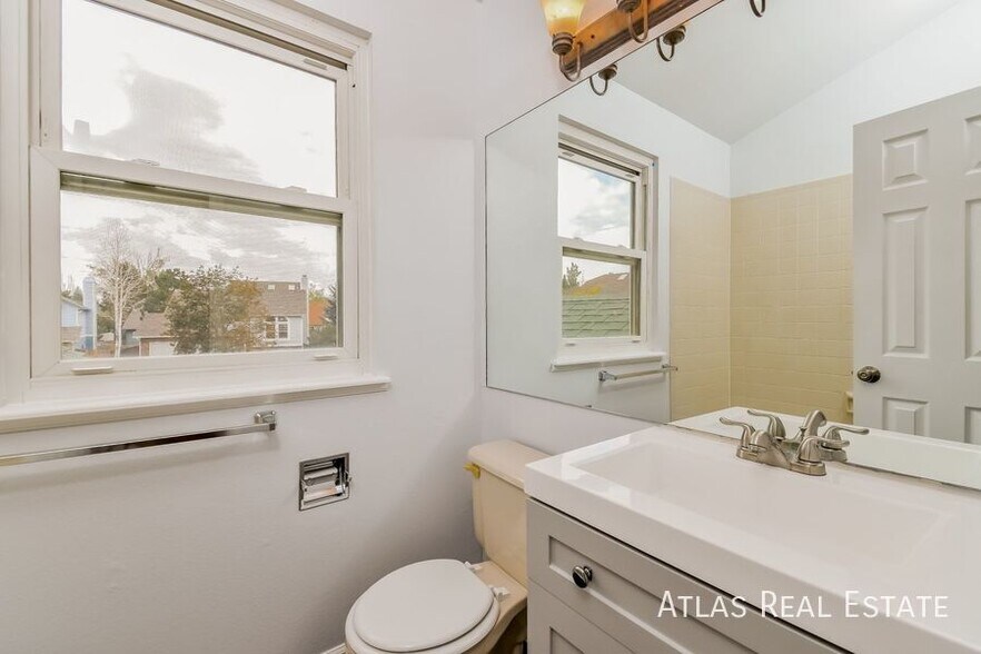 Building Photo - 8560 Ilex Dr