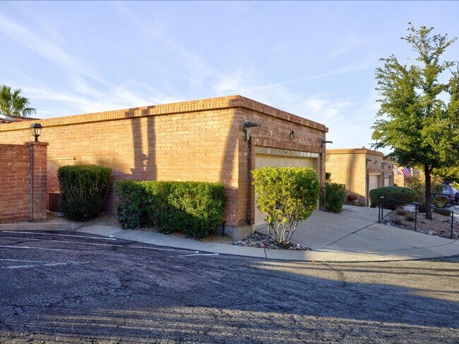 Building Photo - 3 Bedroom 2 Bathroom with Community Pool!!