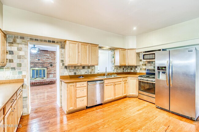 Building Photo - 1701 Elm St