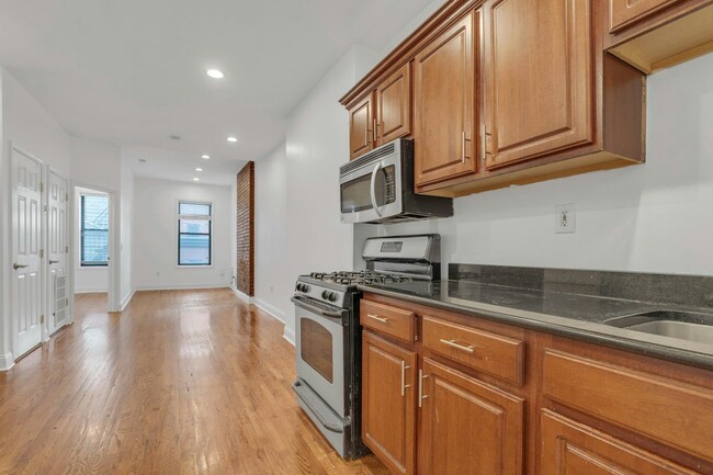 Building Photo - 356 Varick St