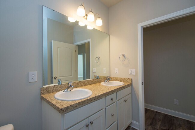 Building Photo - Move in special