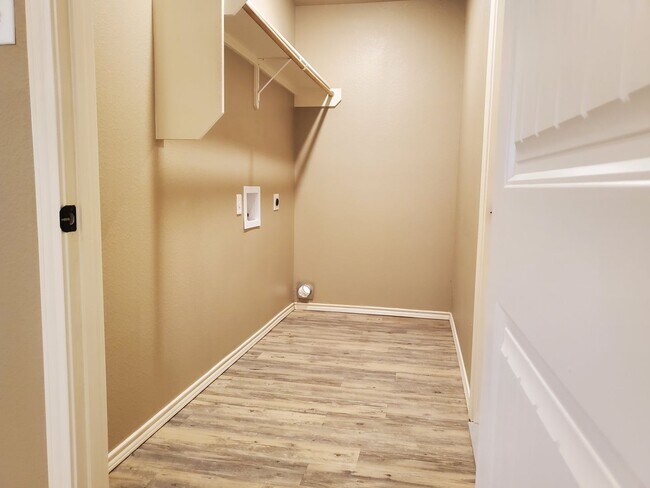 Building Photo - Cozy 3 Bedroom Home