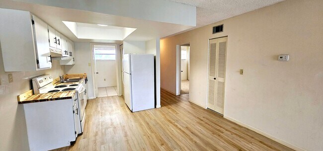 Building Photo - Best 55+ Complex in Merritt Island 3/2 open floor plan.