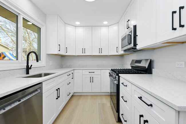 Building Photo - 7800 W Kingston Dr