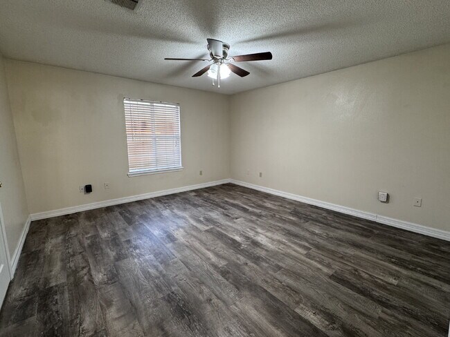 Building Photo - Beautiful Home Outside of City Limits!